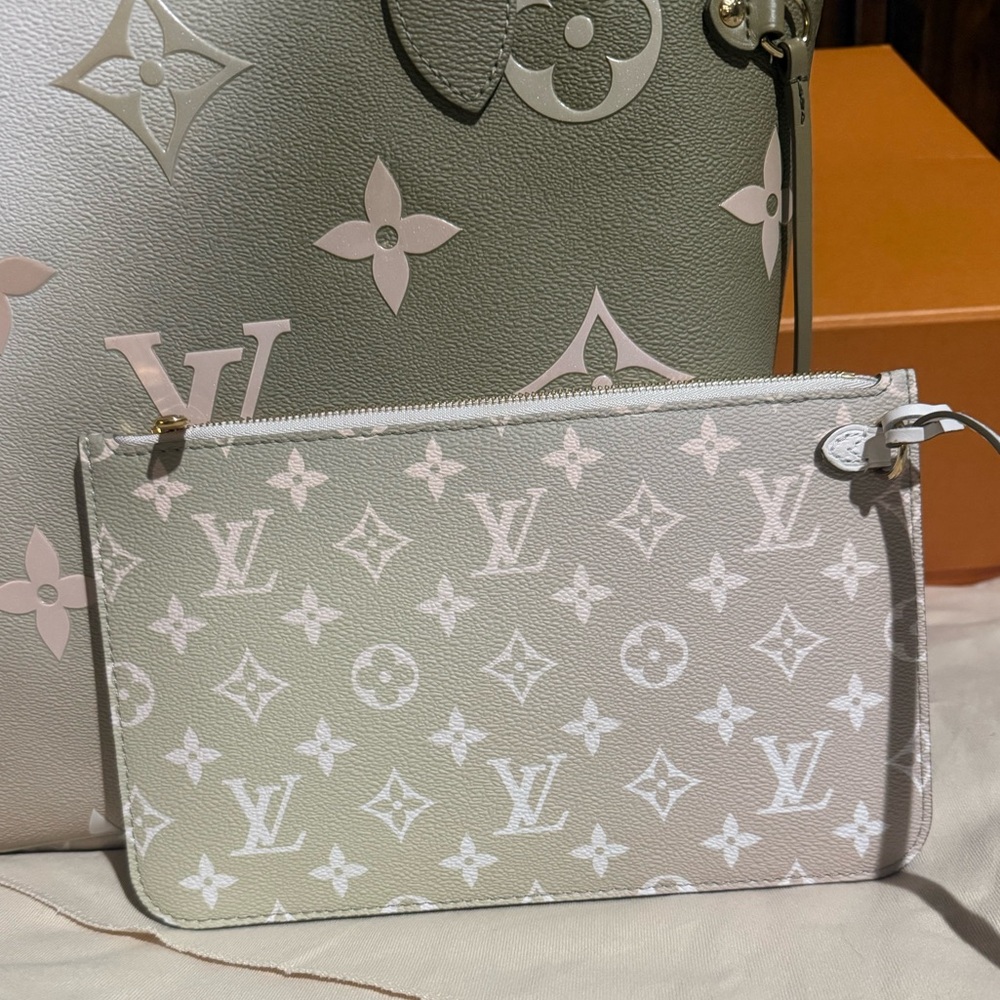 Louis Vuitton Limited Edition “Spring In The City” Khaki MM - Picture 4 of 14